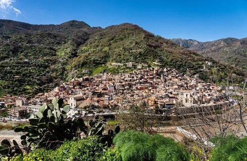 Fiumedinisi House | Casa Santoro - Locazione Turistica