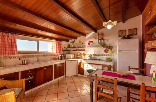 Marchesana Apartment | Casa Vacanze a soli 50 mt dal mare con terrazzo vista mare.