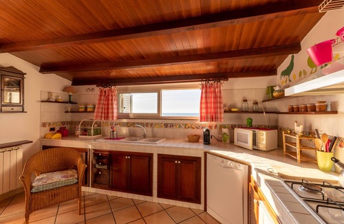 Marchesana Apartment | Casa Vacanze a soli 50 mt dal mare con terrazzo vista mare.