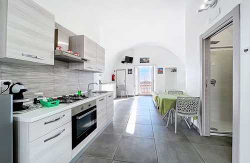 Monte Sant'Angelo Apartment | Casa Veroncelli Apartment with Sea View, Balcony and Wi-Fi