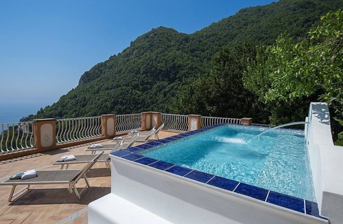 Positano House | Casa Zenia B: A splendid apartment located on a hillside, facing the sea, with Free WI-FI.