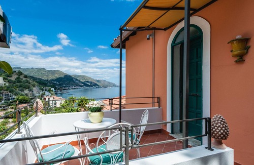 Spisone Apartment | Casetta Amelia with Seaview by Wonderful Italy
