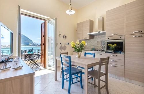 Mondello Apartment | Casetta vista mare in piazza a Mondello by Wonderful Italy