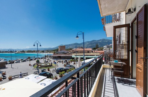 Mondello Apartment | Casetta vista mare in piazza a Mondello by Wonderful Italy