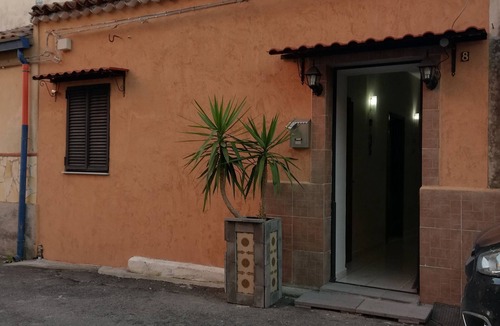 Monte Po-Nesima-San Leone-Rapisardi House | Catania House single apartment sleeps 4 near the new Garibaldi