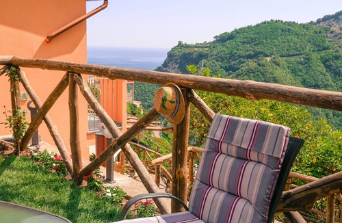 Pontone Apartment | Catarì studio apartment: sleeping in a scenic lemon grove on the Amalfi Coast!