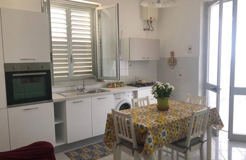 Seccagrande Apartment | Cathy's House - Charming three bedroom apartment by the sea