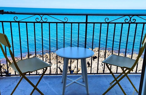 Old Town House | Central Room With Balcony And Amazing Sea View
