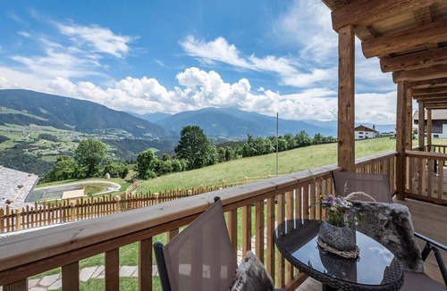 Spinga Apartment | Chalet Sunrise with Mountain Views, Sauna, Hot Tub and Wi-Fi