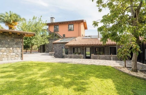Aci Catena Villa | Charme of the past