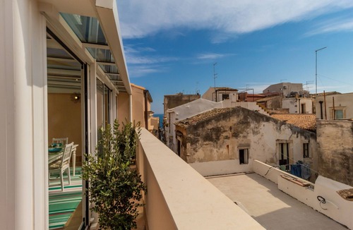 Ortigia House | Charming independent house with terrace