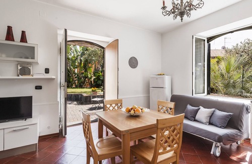 Picanello-Ognina-Barriera-Canalicchio Apartment | City Cottage with Garden and Pool by Wonderful Italy
