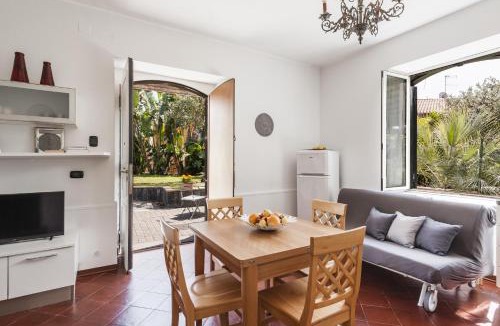Picanello-Ognina-Barriera-Canalicchio Apartment | City Cottage with Garden & Pool by Wonderful Italy