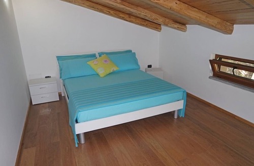 Ascea Cabin | Comfortable holiday home with international sea views and countryside views