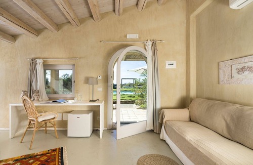 Caltagirone Villa | Converted farmhouse, nestled in nature, with pool