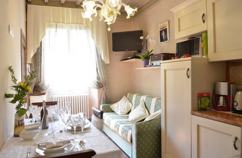 Cortona Old Town Apartment | Cosy apartment for 2 people with A/C, WIFI, TV and panoramic view