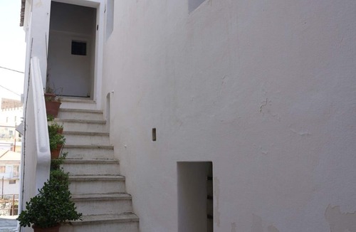 Strongoli Apartment | Cosy apartment for 3 people with WIFI, balcony and pets allowed