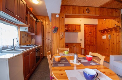 Rivisondoli Apartment | Cosy apartment for 4 guests with balcony and pets allowed