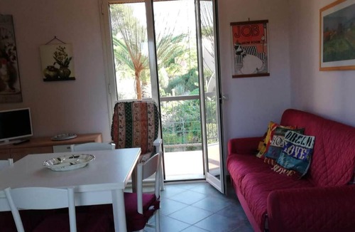 Milianni Apartment | Cozy apartment a stone's throw from the sea, with private parking space