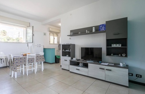 Cava dʼAliga Apartment | Cozy apartment in Cava D'Aliga with WiFi