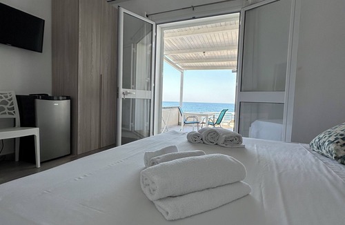Noto Marina Bed & Breakfast | Cozy sea view rooms with private beach and jacuzzi
