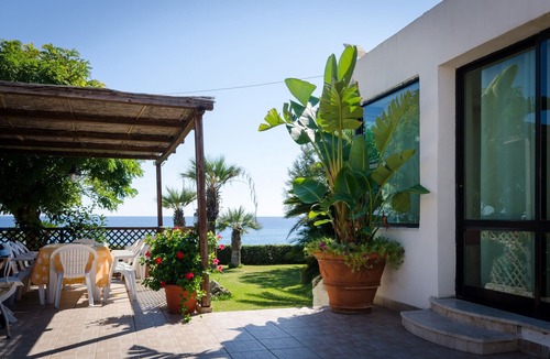 Fontane Bianche House | Deatached house at the sea, seaview, garden, quiet, WiFi, aircon, max. 6 people