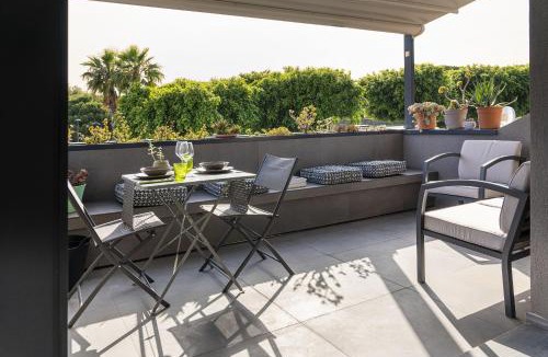 Cannizzaro Apartment | Design apartment with terrace by Wonderful Italy