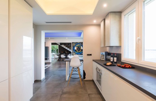 Syracuse Villa | Design luxury seafront villa with fantastic infinity pool