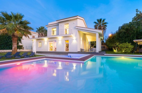 Syracuse Villa | Design luxury seafront villa with fantastic infinity pool