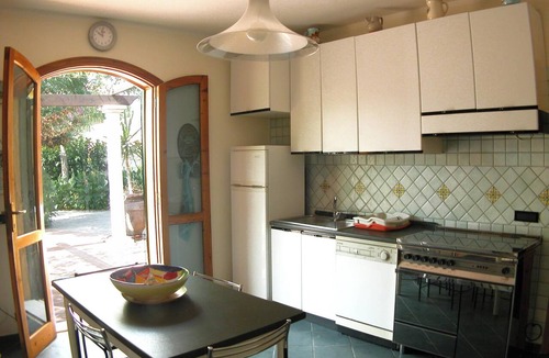 Arenella House | Detached house, 2.000m² with garden, orchard. Four-room apt 123m², ground floor.