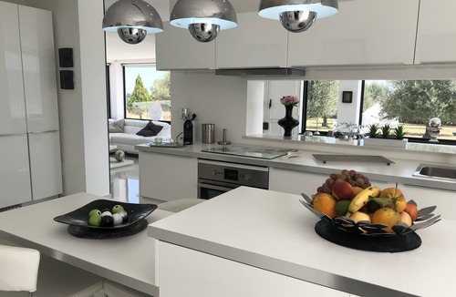 Carlentini Villa | Detached villa with private pool, 5 minutes from the sea, air conditioning