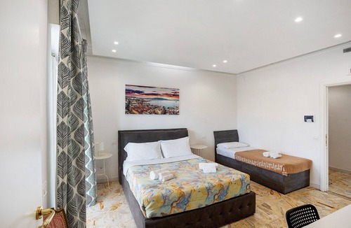 Rione Sanita Bed & Breakfast | ‘Di Palma Suite Tripla’ Room with Shared Terrace, Wi-Fi and Air Conditioning