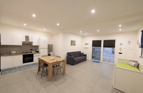 Scoglitti Apartment | Eggplant apartment in villa with swimming pool, sea village Scoglitti.
