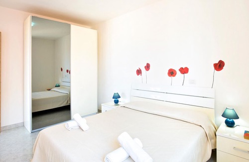 Pizzo Apartment | Enjoy a wonderful sea view in this vacation apartment with community pool.