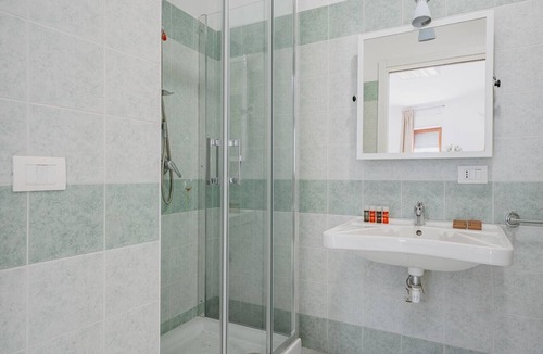 Tiche Apartment | Ermocrate Room 6 with Wi-Fi