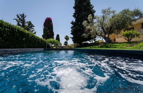 Syracuse Villa | Exclusive villa, heated saltwater-pool, fireplace, WiFi, aircon, 8 pers.