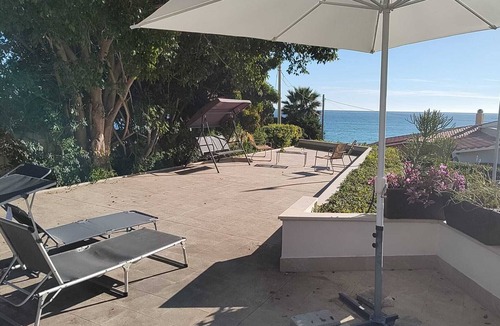 Fontane Bianche Villa | Family Villa By The Beach With a Big Garden, Sea Views and Private Parking