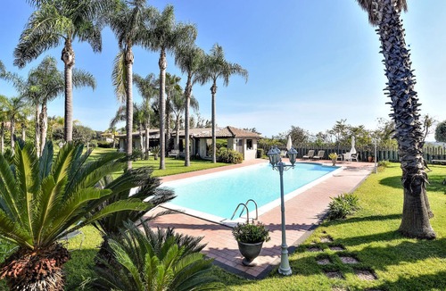 Macchia House | Fantastic vacation home with paradisiacal garden at the foot of the volcano Etna.