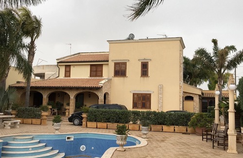 Mazara del Vallo Villa | "FORTUNA" Luxury double room in prestigious Villa with shared pool.