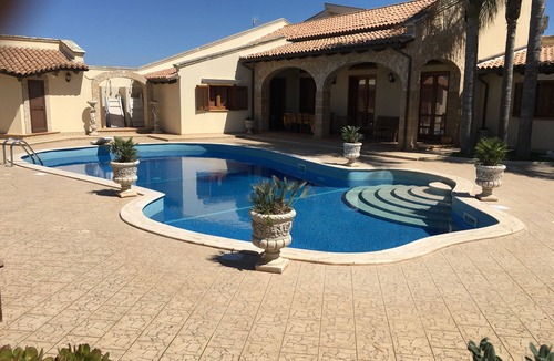 Mazara del Vallo Villa | "FORTUNA" Luxury double room in prestigious Villa with shared pool.