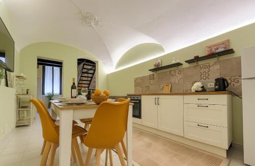 Borgo-Sanzio House | Giatì Studio - Cortile Privato & Metro