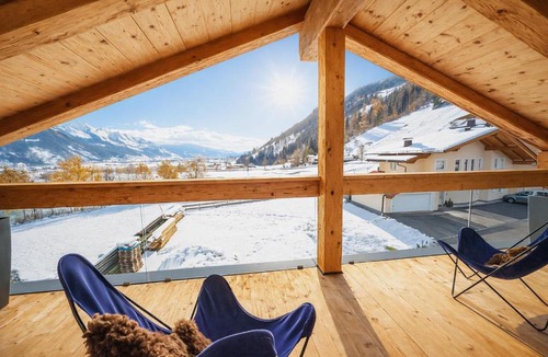 Uderns House | GOLF Suite - Penthouse, Balcony & Sauna Access