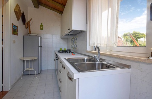 Milo House | Gorgeous home in Caselle with kitchen
