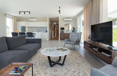 Noto Villa | Green Hill with garden, pool and a terrace