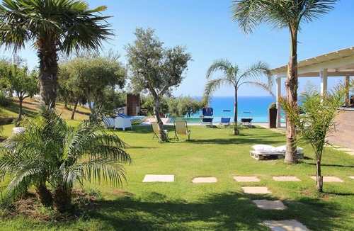 Campofelice di Roccella Villa | Green Suite - Modern Villa with Private Infinity Pool, Stunning Sea View, Wi-Fi