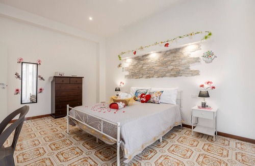 Casteldaccia House | Guest House 'Sole e Amore' with Balcony, Wi-Fi and Air Conditioning