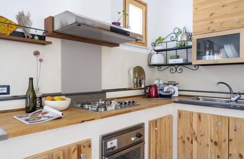 Mola di Bari Apartment | GuestHost - Bright apartment perfect for 5 people, located among the buildings typical of the center of Mola di Bari and which boasts every comfort, including two terraces with a suggestive view of the bell towers and the sea. Nestled between the charact