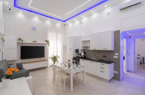 Naples City Centre House | HG White - King Room with Balcony | Comfort and Views in the Heart of Naples