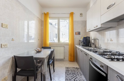 Contessa Entellina Apartment | Holiday Apartment "Contessa Vacanze Byron" with Mountain View, 2 Balconies & Wi-Fi