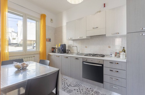 Contessa Entellina Apartment | Holiday Apartment "Contessa Vacanze Byron" with Mountain View, 2 Balconies & Wi-Fi